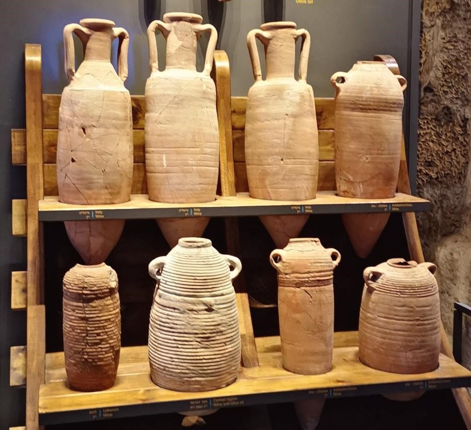 אמפורות ששימשו לייבוא יין, נמצאו בקיסריה. צילום: איוי גסנר.