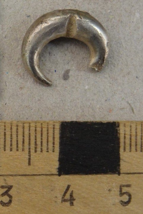 תצלום 5: צמיד חתוך מהמטמון בעין חופז, המאה ה־9 לפנה"ס (תצלום מאת ת. אשל).